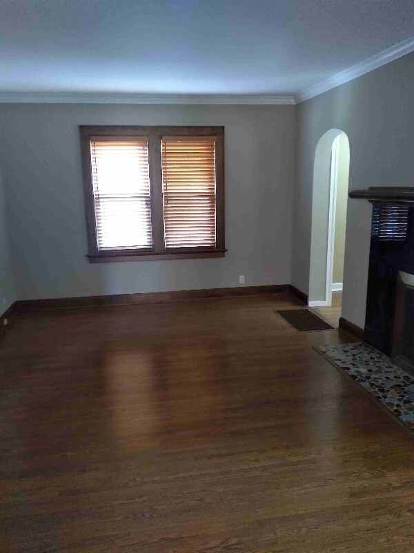 Building Photo - 727 S Rotherwood Ave