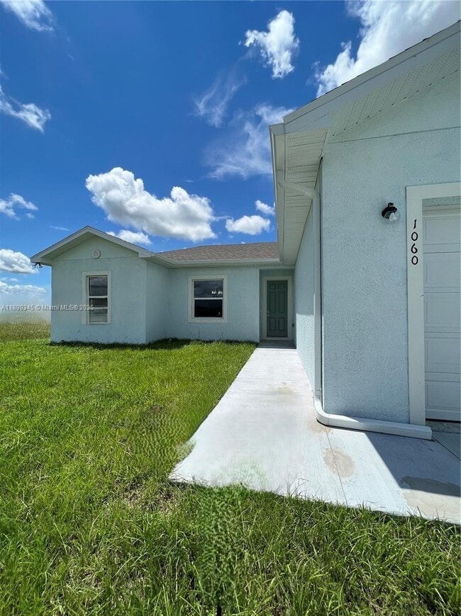 Building Photo - 1060 Capri Cir