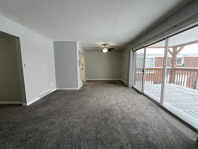 2BR, 1.5BA - 1055SF - Living Room - Fountainview East Apartments