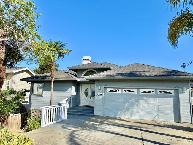 Foto del edificio - $4,390 / 3 BR - HILLTOP HOME WITH STUNNING BAY & BRIDGE VIEW IN HAYWARD!