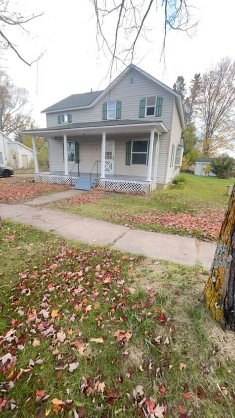 Foto principal - 4 Bedroom Single Family Home Available!