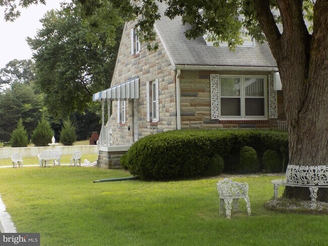 Foto del edificio - 1329 Donald Ave