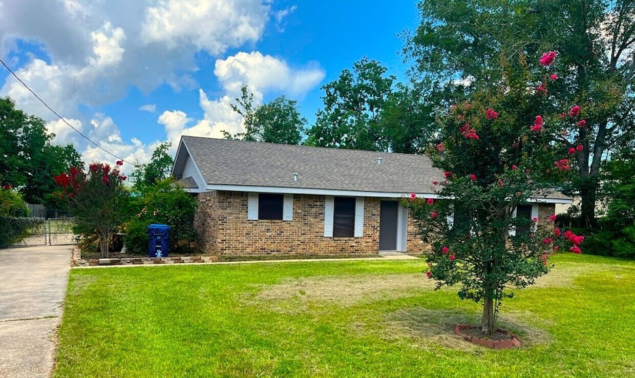 Primary Photo - 121 P W West Dr