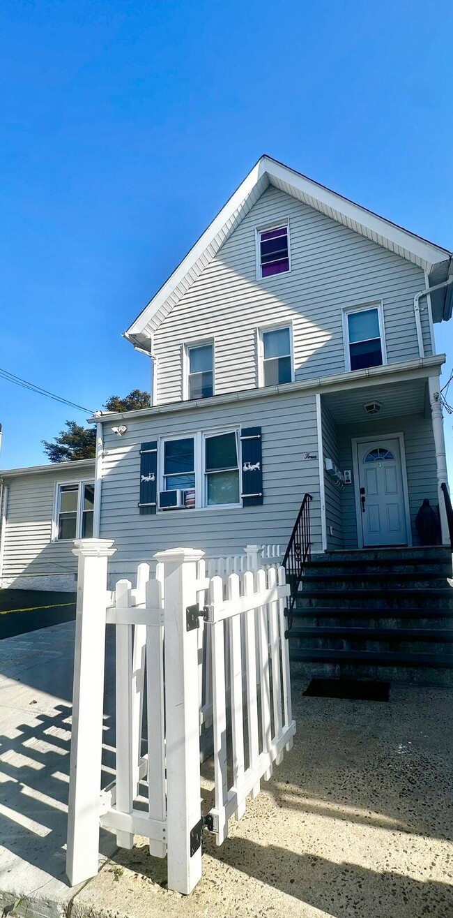 Building Photo - 4 Villus Ave