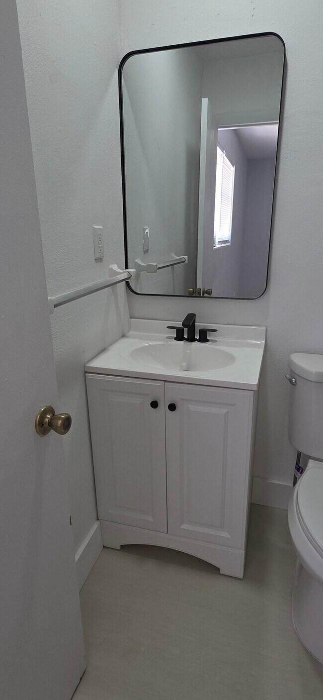 Foto del edificio - 1047 Japonica Ln