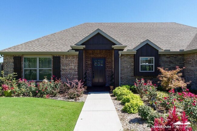 Photo - Georgeous 3 bedroom 2 bath home with SOLAR  and a view!