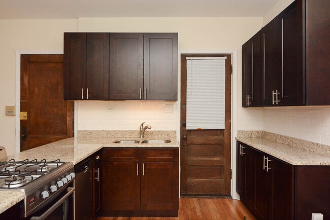 Building Photo - 1622 W Roscoe St