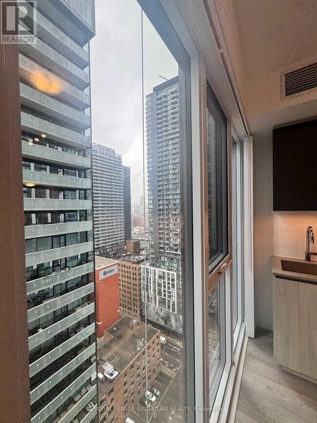 Photo du bâtiment - 400 King St W