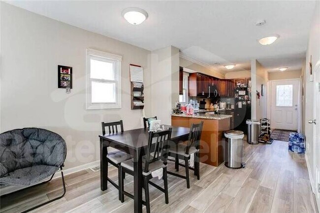 Foto del edificio - 2 Bed 1.5 Bath End Unit Townhome