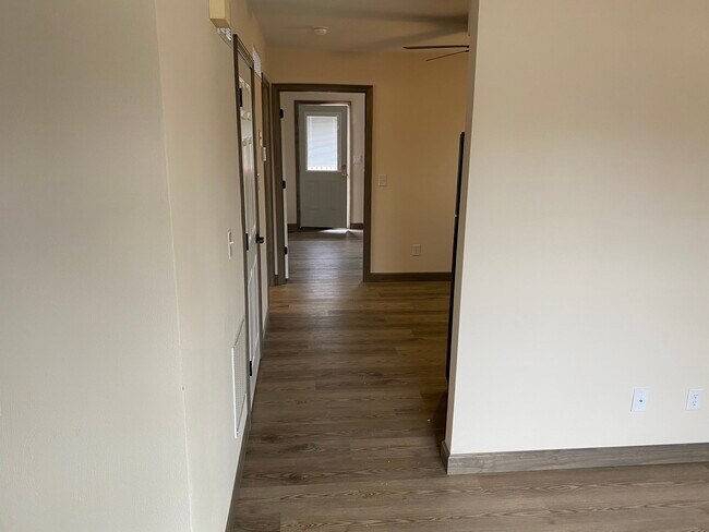 Building Photo - 513 Red Bud Ln