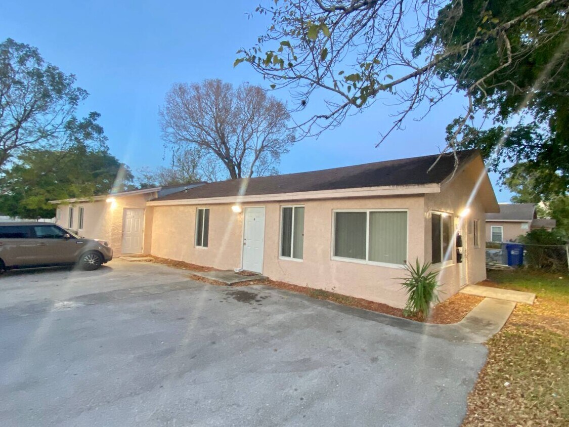 141 NW 10th St, Pompano Beach, FL 33060 Townhouse for Rent in Pompano