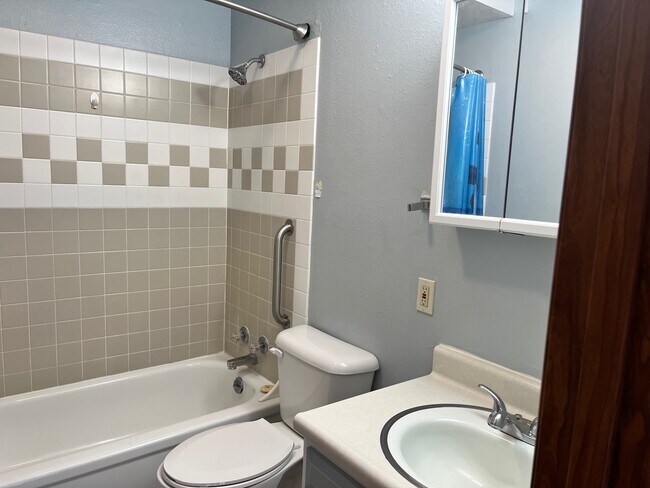 Baño - 135 Popo Agie St