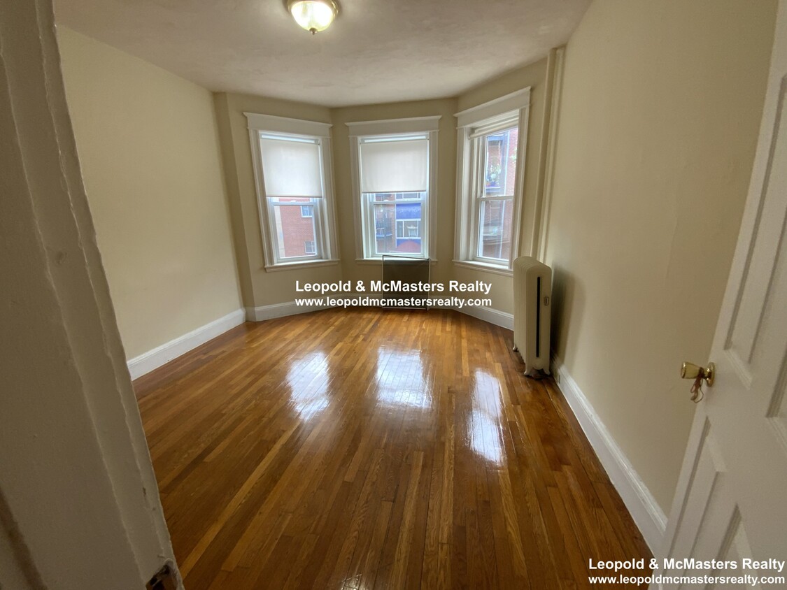 Primary Photo - 68 Woodstock Ave