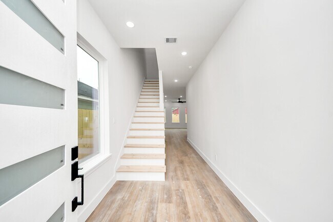 Building Photo - 8206 Colonial Ln