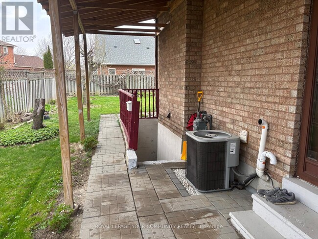 Building Photo - 166 Knightswood Ave