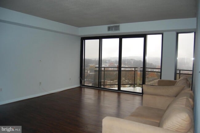 Building Photo - 1530 Key Blvd