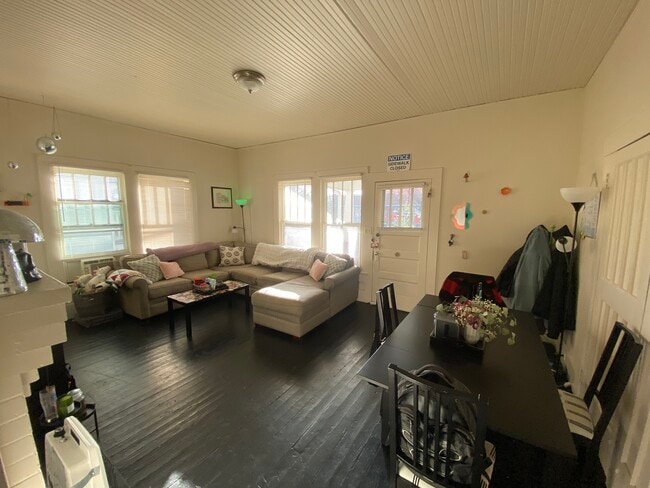 Building Photo - 920 W Morgan St