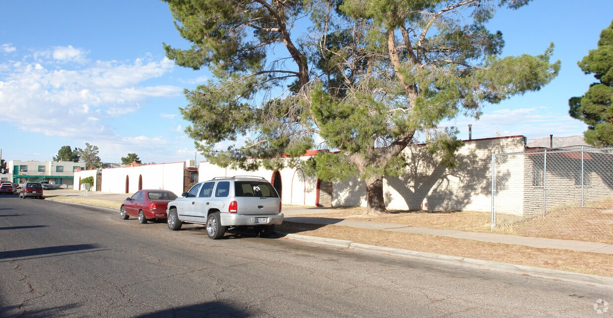 Primary Photo - 8413-8429 Statler St