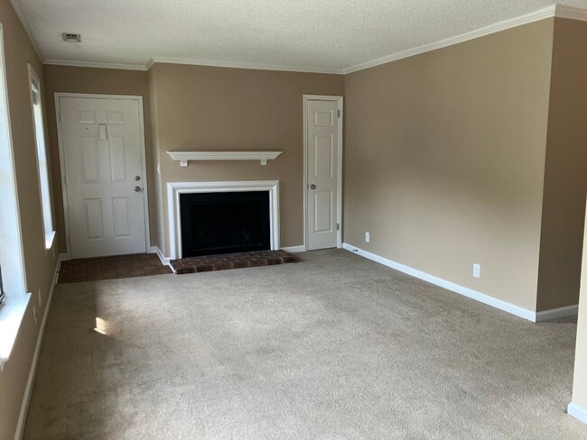 Building Photo - MOVE IN SPECIAL $500 off 2nd months rent! ...