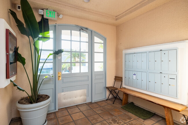 Lobby Photo - Plymouth Apartments