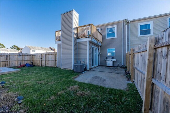 Building Photo - 5900 Clear Springs Ct
