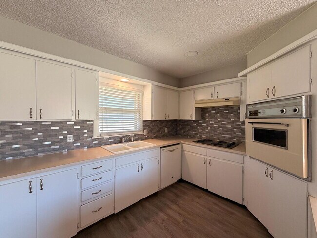 Building Photo - "Charming 3-Bedroom Home with 2 Full Baths in Lubbock – Your Perfect 1,380 Sq. Ft. Retreat!"