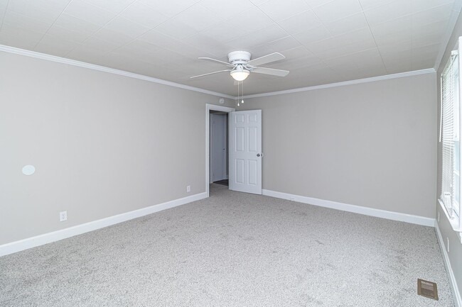 Building Photo - ADORABLE Renovated 3 BR | 1 BA Home in Gol...