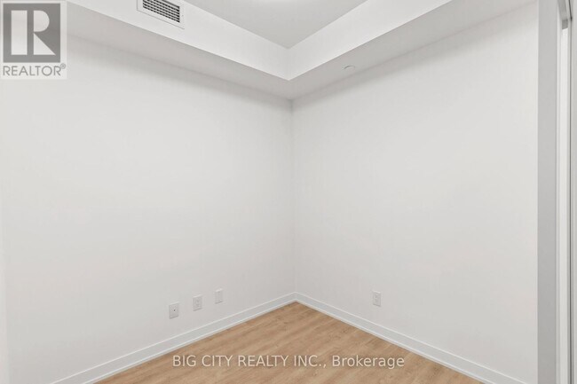 Photo du bâtiment - 8119 Birchmount Rd