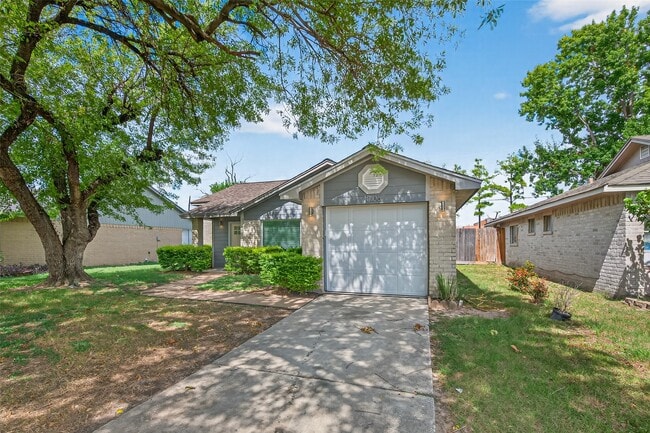 Building Photo - 10106 Shadow Pine Dr