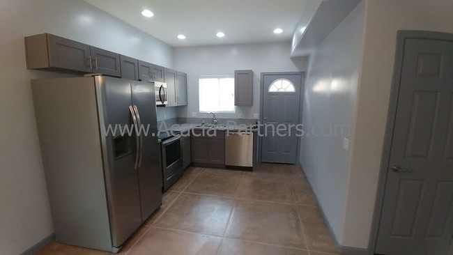 Foto del edificio - Two Bedroom Town Home