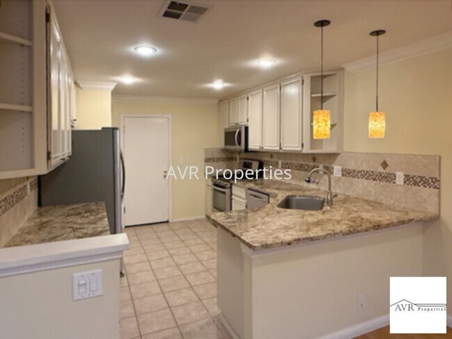 Foto del edificio - Gorgeous well situated end unit home in San Ramon
