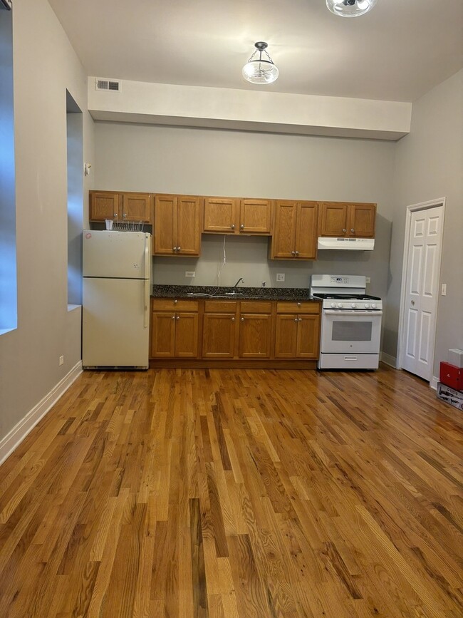 Building Photo - 2002 W Chicago Ave