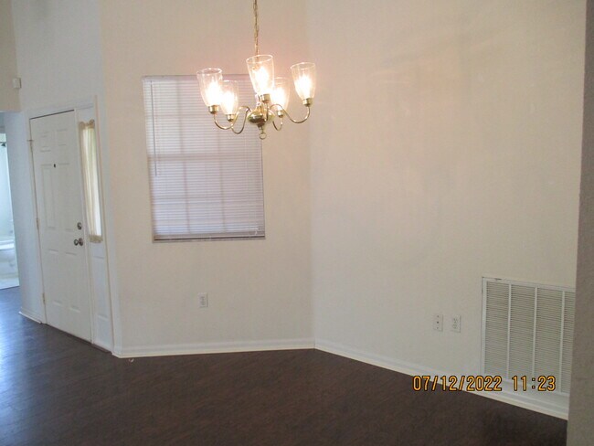 Building Photo - 256 Kings Pond Ave