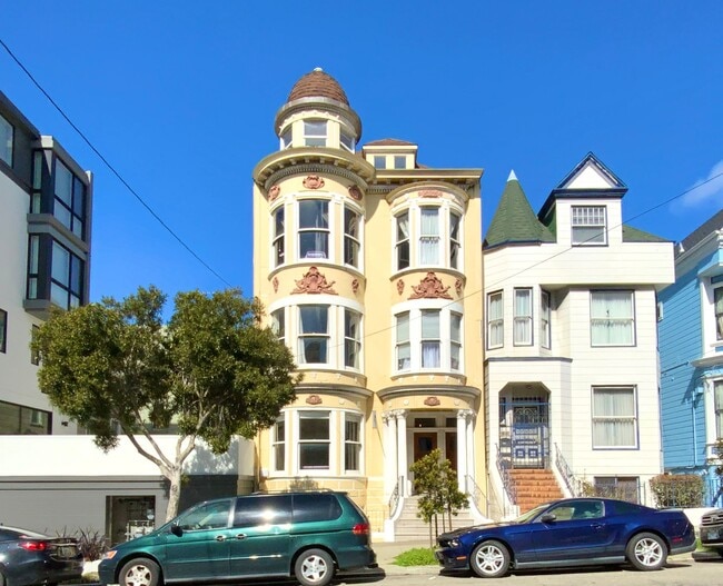 LARGE Full Floor 4BR/2BA. In-Unit Laundry, New Stainless Appliances! - LARGE Full Floor 4BR/2BA. In-Unit Laundry, New Stainless Appliances! Apartment