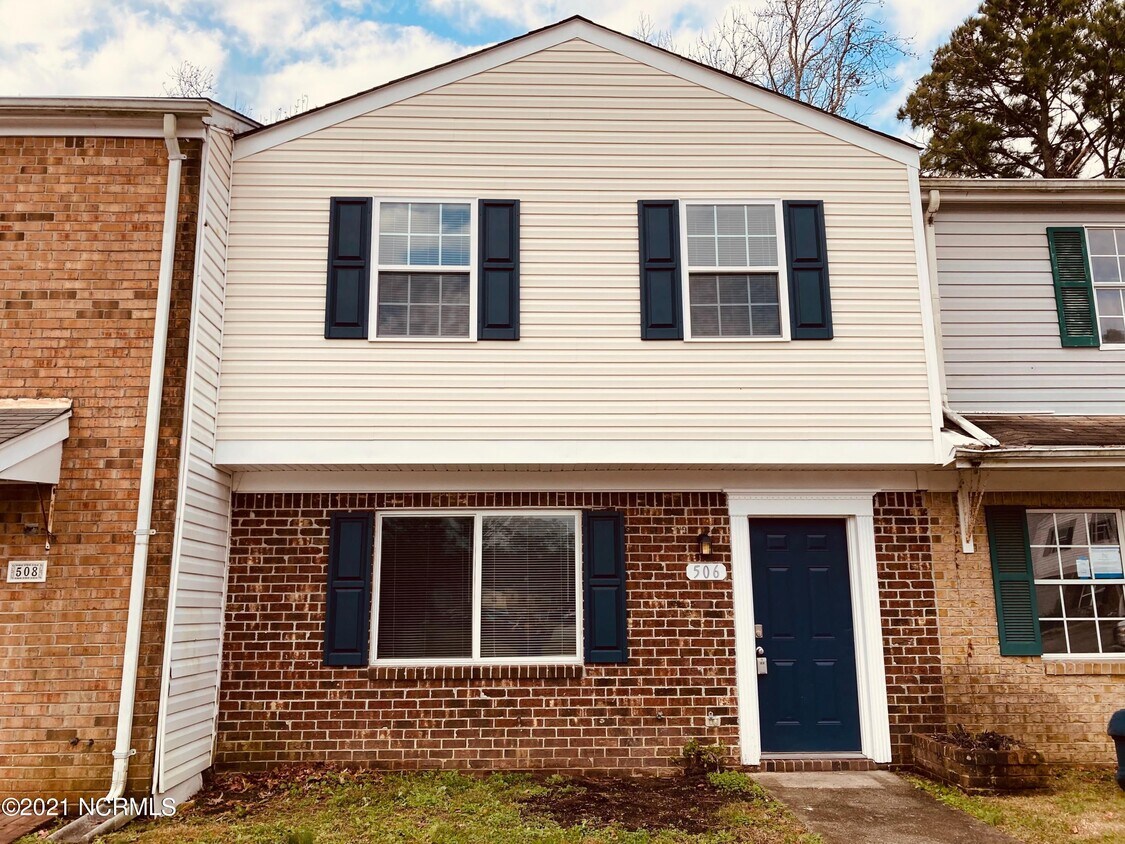 506 Myrtlewood Cir, Jacksonville, NC 28546 Townhome Rentals in