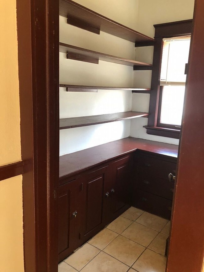 Foto del edificio - 2836 N. 24th Place - 2 Bedroom Upper