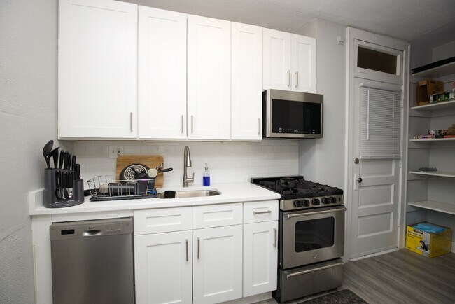 Foto del edificio - 5119 W Montrose Ave