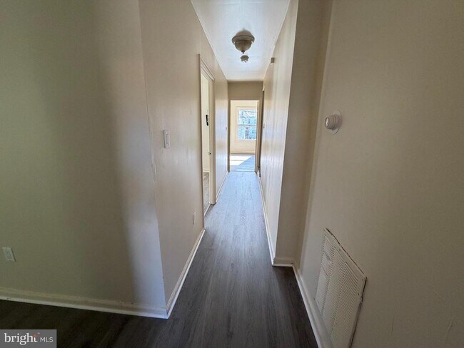 Building Photo - 110 W Main St