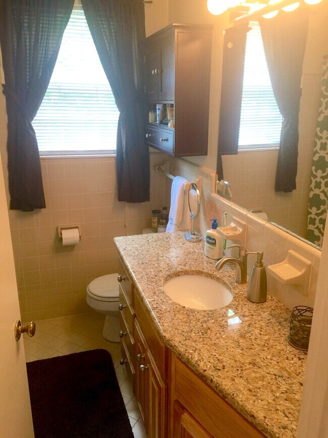 Baño completo con ducha a ras de suelo. - 304 Lauderdale Rd