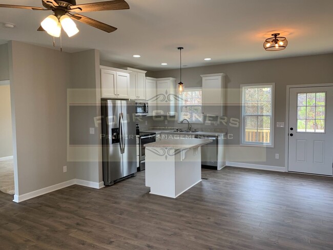 Building Photo - Beautiful 3 Bedroom 2 Bath Home