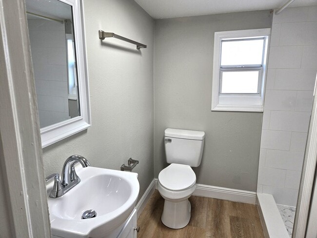 Building Photo - Cozy 1 Bedroom Apartment in Eagle Ave