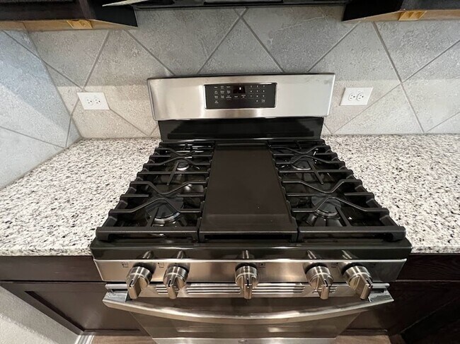 Foto del edificio - Spacious Single-Story Duplex with Upgraded Kitchen Appliances