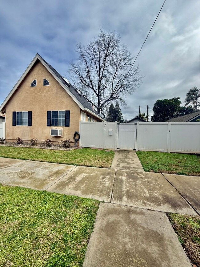 Building Photo - Charming small house