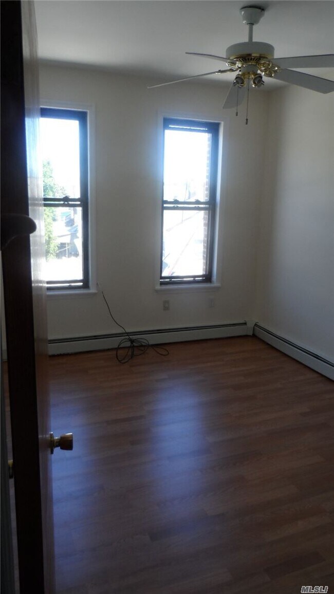 Foto del edificio - 219-45 Jamaica Ave