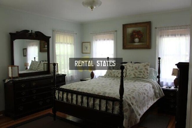 Building Photo - 3 bedroom in Union Pier MI 49129