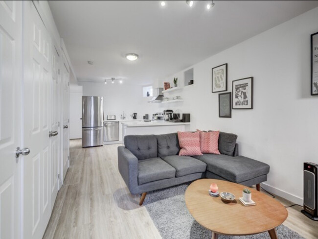 Building Photo - West Queen West Renovated unfurnished apar...