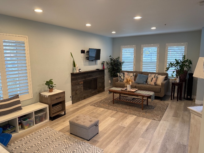 Building Photo - 406 E Center St