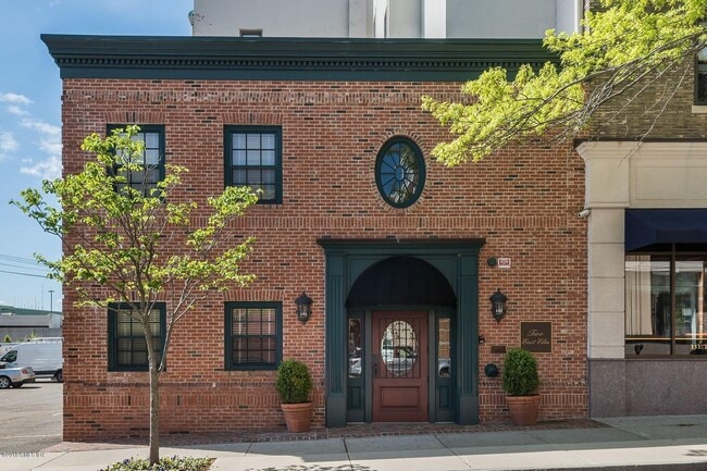 Building Photo - 2 E Elm St