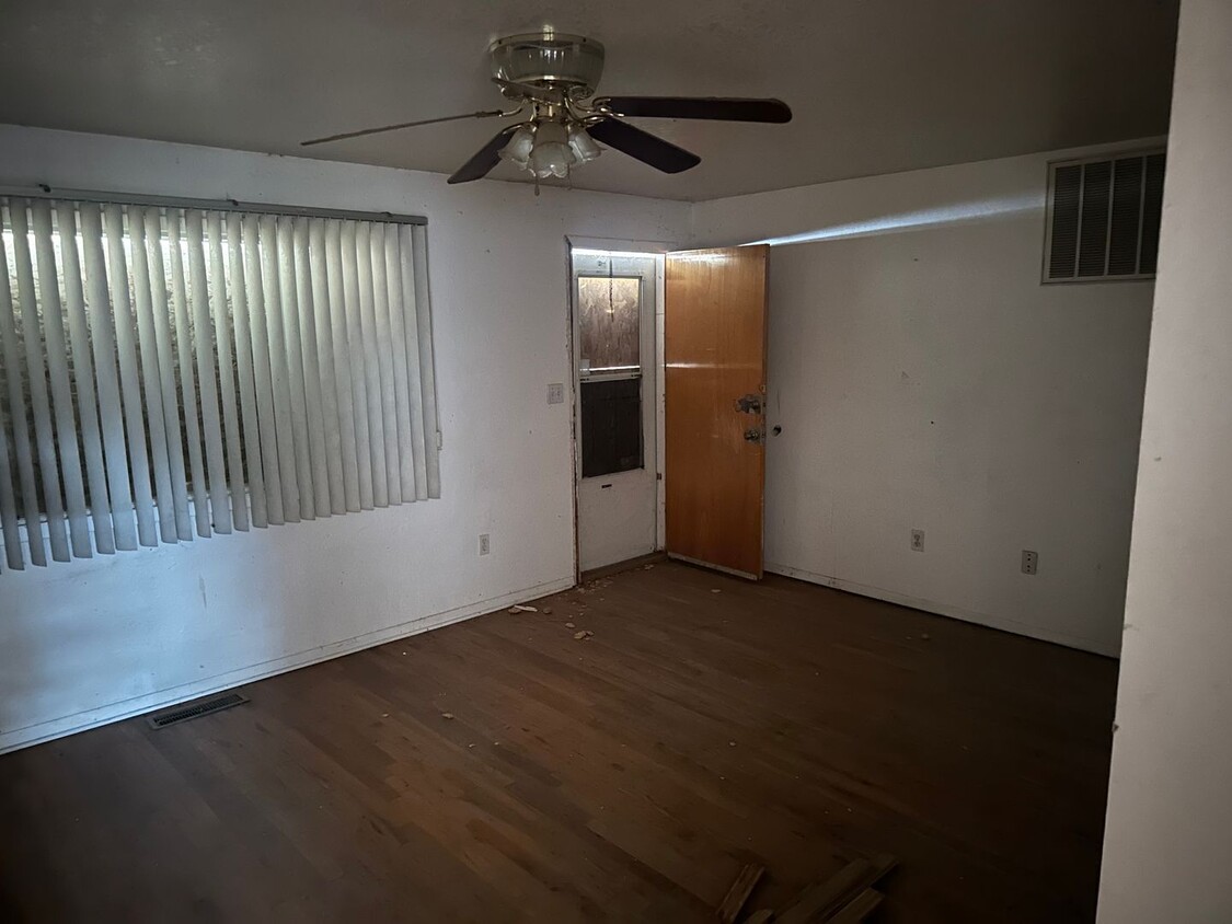 Primary Photo - Handyman Special - 3 Bed, 2 Bath Rental - ...