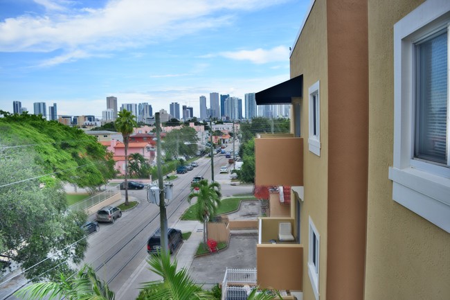 Building Photo - Little Havana 1